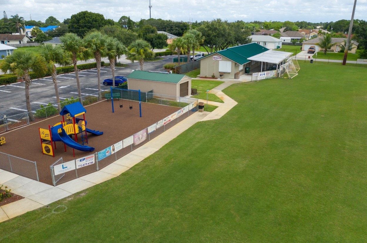Swan Park playground and parking area