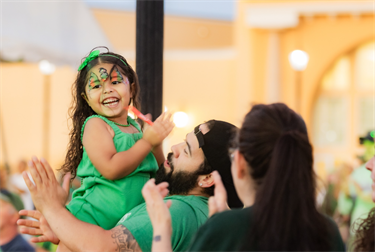 Irish Fest family clapping